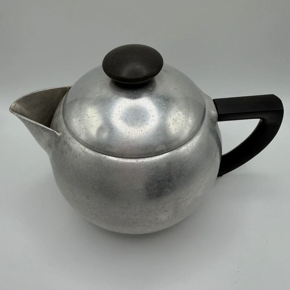 Vintage Mirro Aluminum Teapot Round‎ Silver Tone Tea Pot 1-1/2 qt. USA MCM